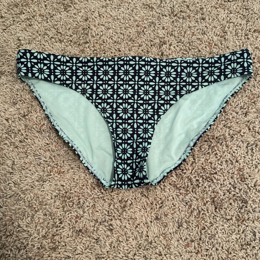 Arie size large bikini bottoms great condition